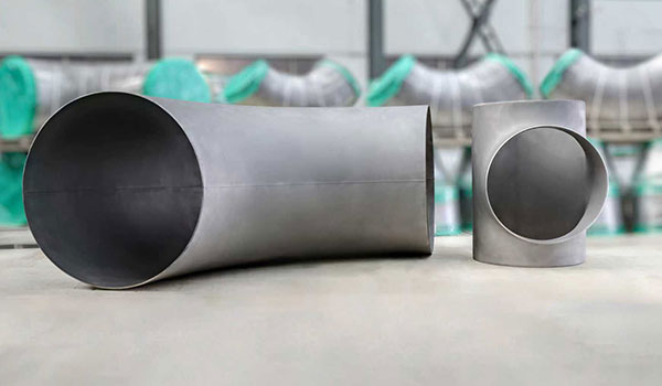 Hva er forskjellene mellom smidde og støpte 90-graders trådalbuer?