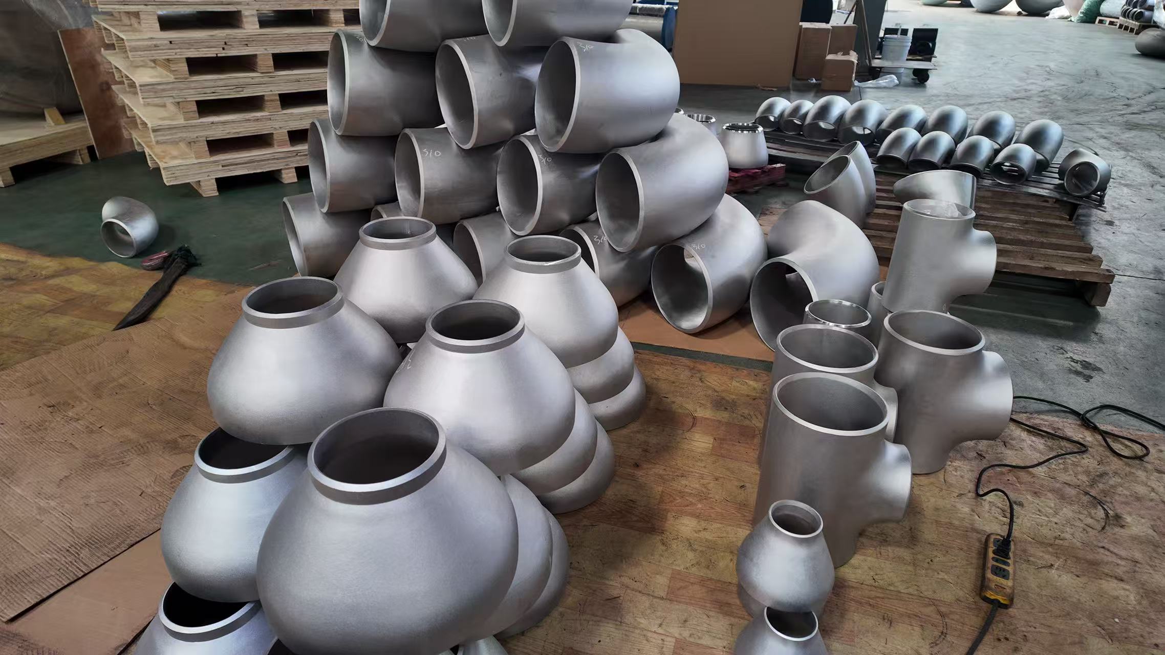 Hvordan Forged Equal Tee balanserer design, holdbarhet og allsidighet i hverdagen